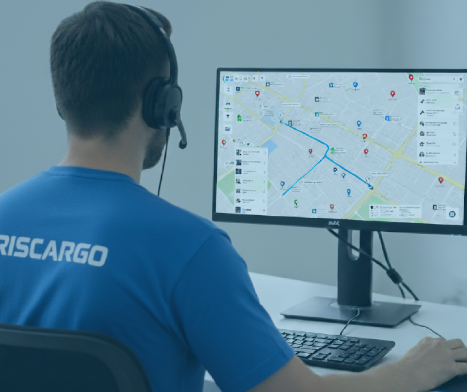 Operador Griscargo realizando monitoramento